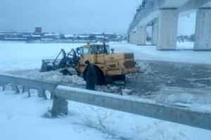 Трактор провалился под лёд на реке Костроме