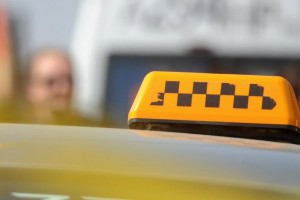 В Костроме таксист спас пенсионерку от мошенников