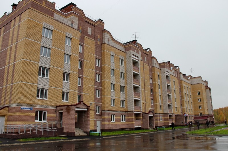 В Костроме полицейским торжественно вручили ключи от новых квартир