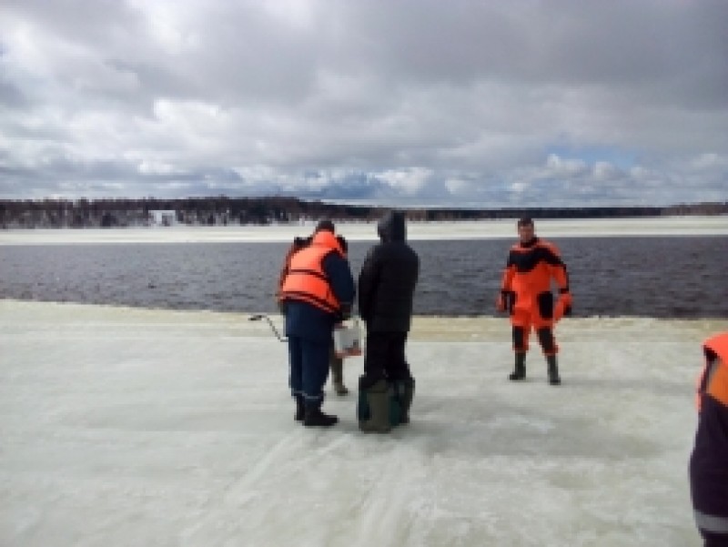 На реке Волга спасли 4 рыбаков на оторвавшейся льдине