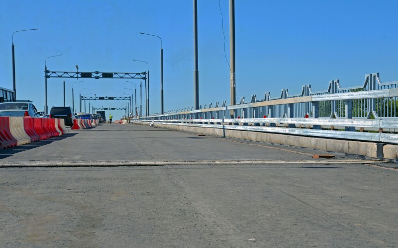 В ходе капитального ремонта моста через Волгу уложили верхний слой асфальта